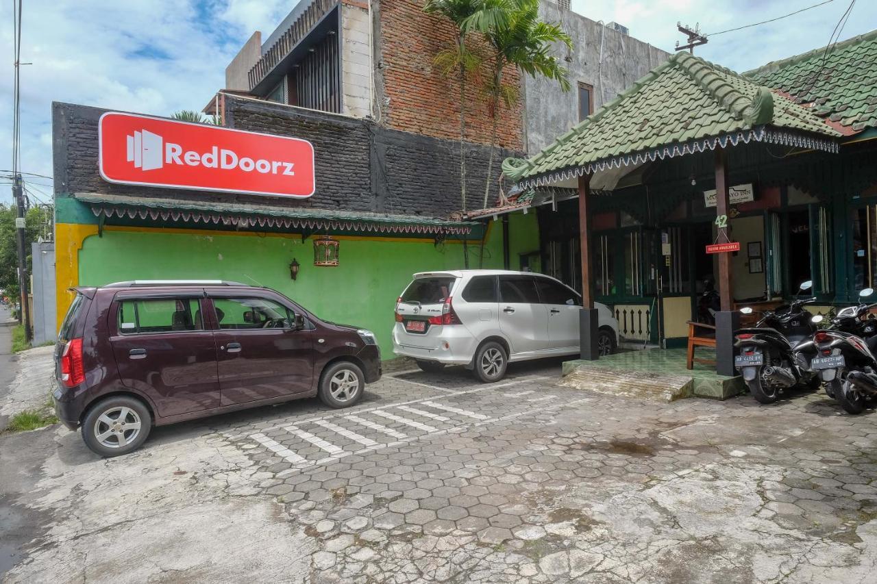 Reddoorz Near Plengkung Gading Hotel