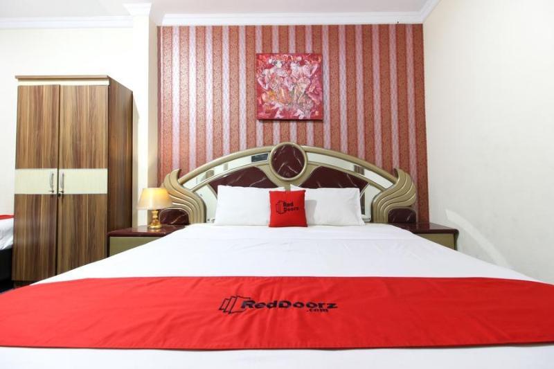 Hotel Reddoorz Near Plengkung Gading 2*